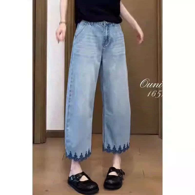 大码刺绣弯刀牛仔裤女夏季薄款胖mm显瘦直筒宽松八分阔腿奶奶裤子