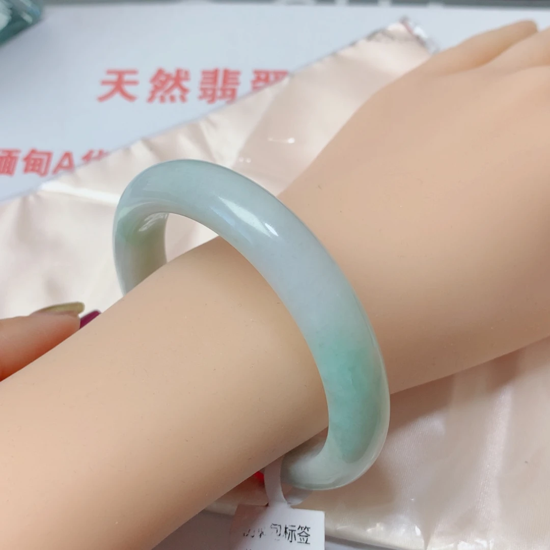 翡翠手镯未镶嵌十*娘
