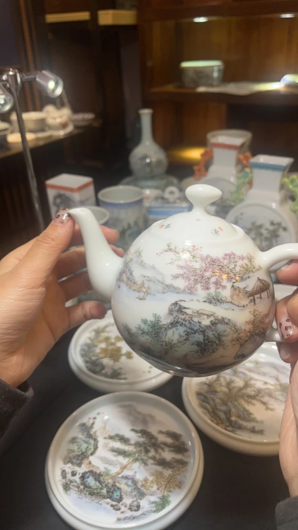 新年快乐粉彩山水壶