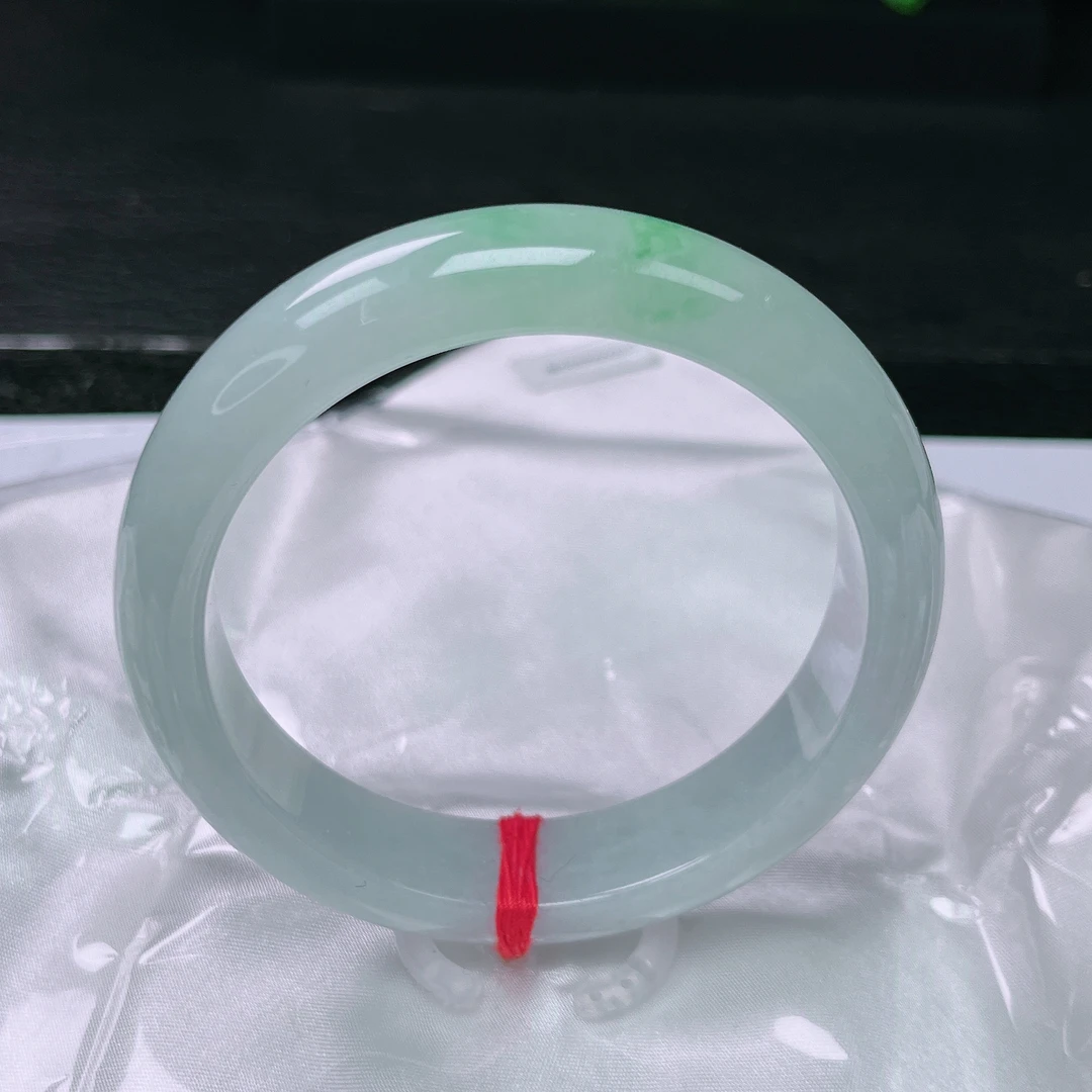 天然缅甸A货翡翠手镯56-57圈飘绿花，尺寸：56.3-13.5-8.3有纹无裂