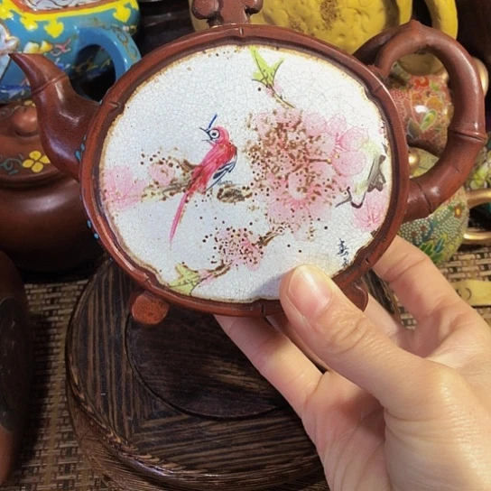 茶壶紫砂原矿泥料手工制作的一把紫砂壶。