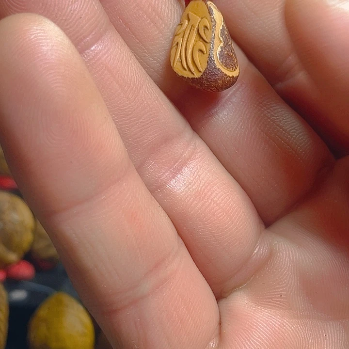 惜*空天然松子纯手工雕刻吊坠