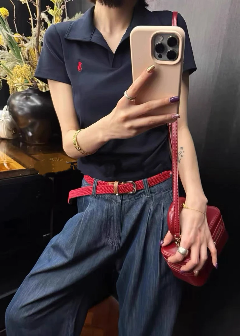 仓美美女装-大翻领小马刺绣设计T恤