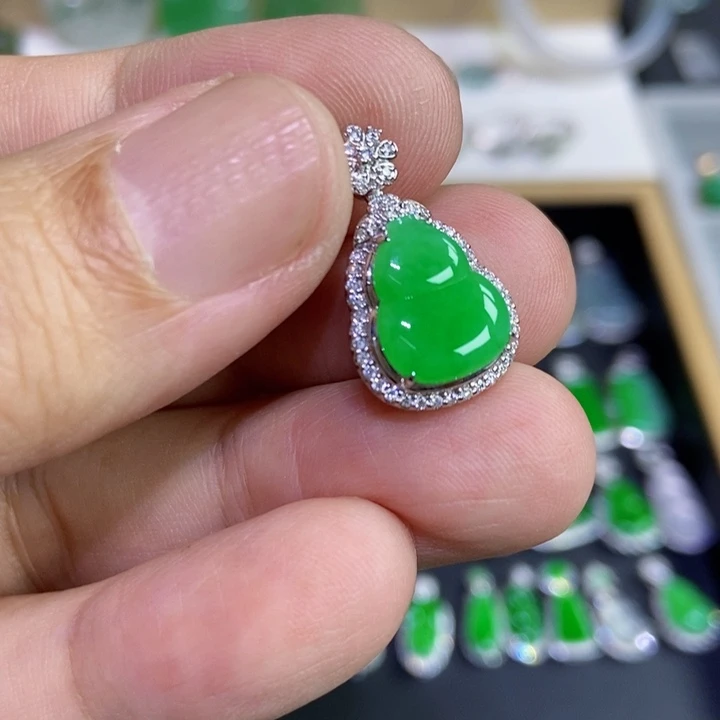 翡翠18K金镶嵌颈饰