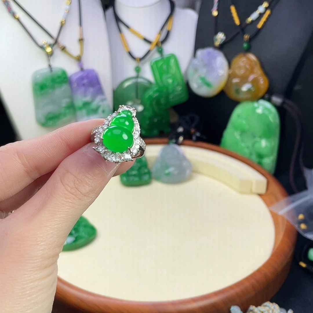 翡翠未镶嵌吊坠(赠链)