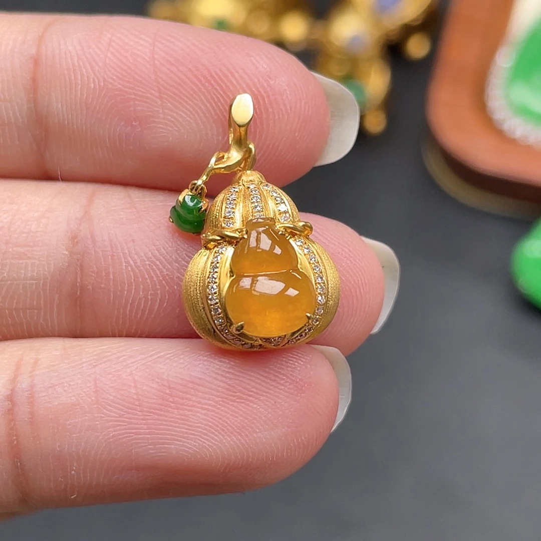 翡翠18K金镶嵌颈饰冰黄翡葫芦