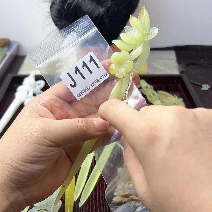 蛇纹石玉发饰合金雪**狐