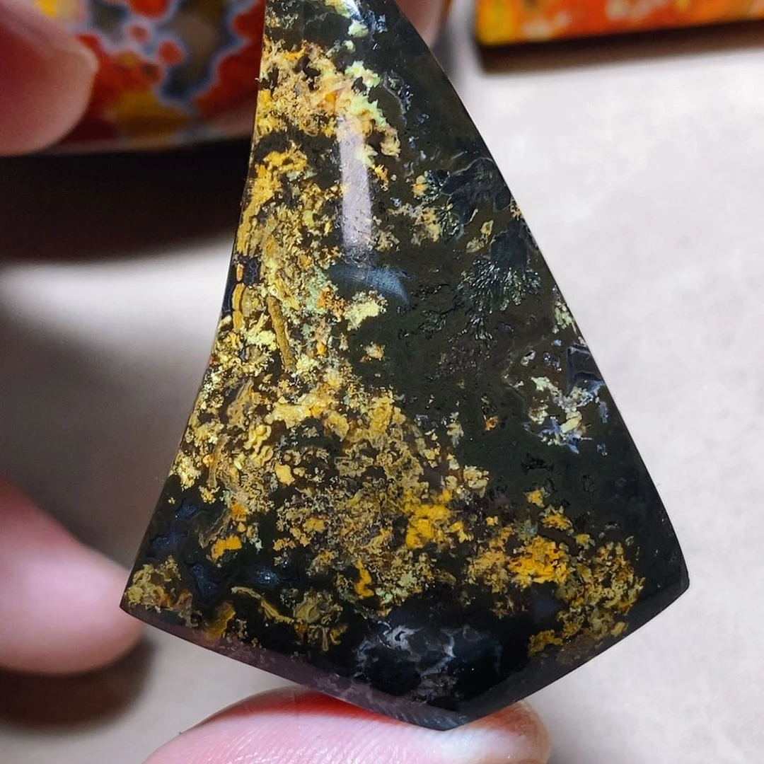 未镶嵌颈饰玛瑙/玉髓牙*