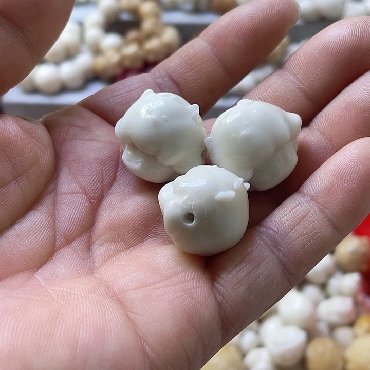 白玉菩提吊坠微瑕象牙果泡泡蒙特三颗
