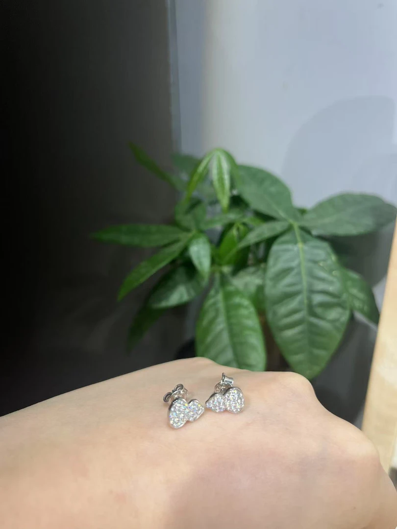 铂金PT950莫桑镶嵌耳钉