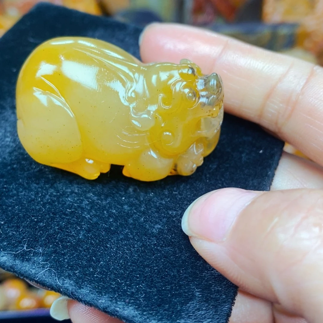 未镶嵌石英质玉（黄龙玉）颈饰