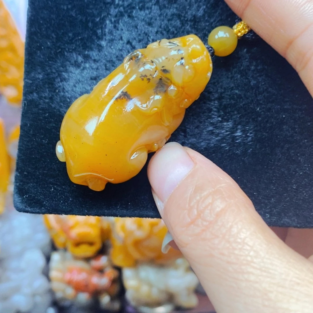 未镶嵌石英质玉（黄龙玉）颈饰
