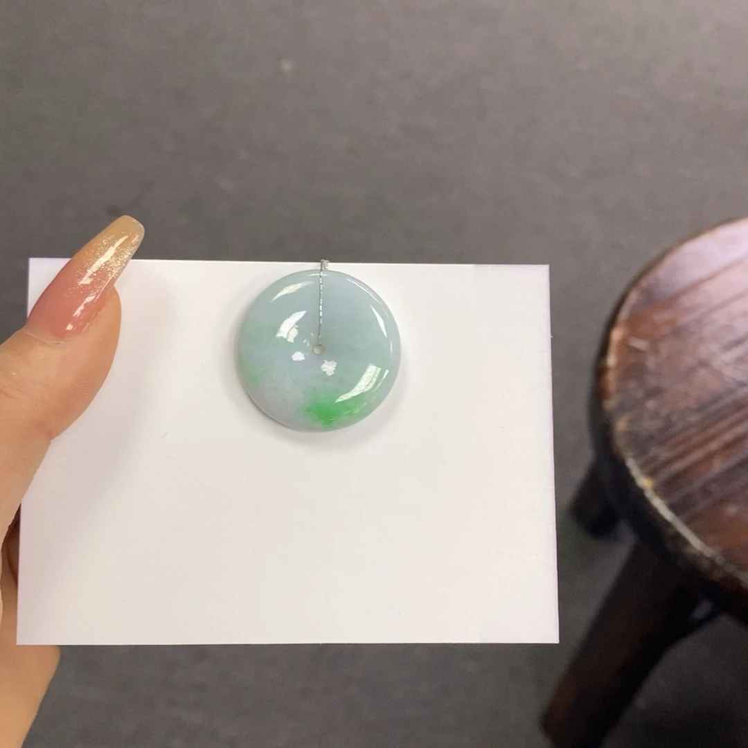 翡翠颈饰未镶嵌平安扣