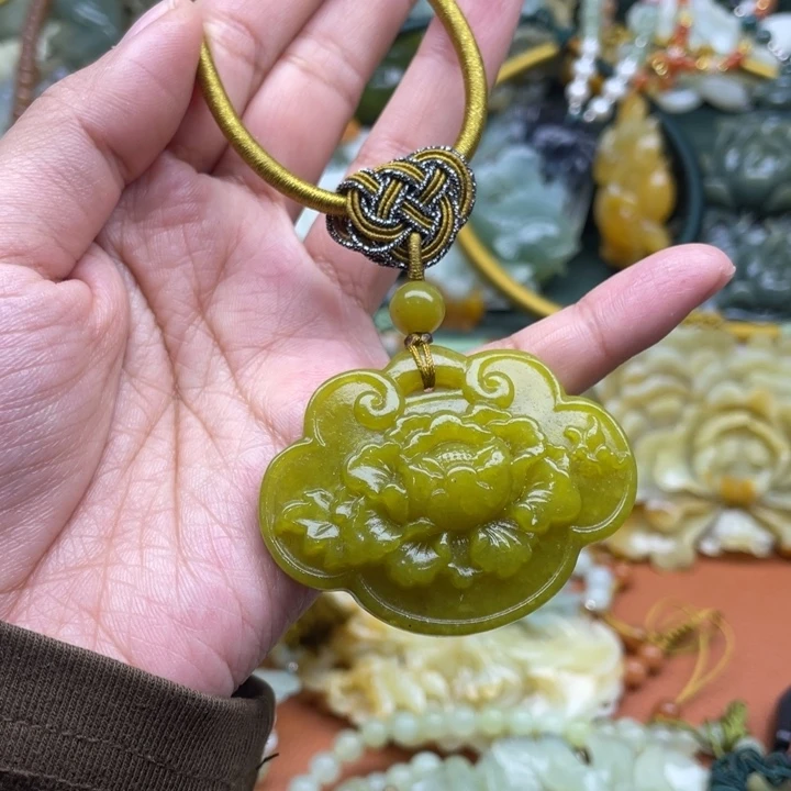 蛇纹石玉吊坠合金