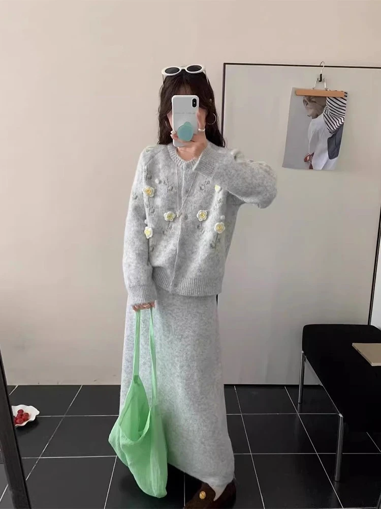秋冬穿搭2025新款温柔慵懒套装立体花朵毛衣开衫搭半身裙两件套