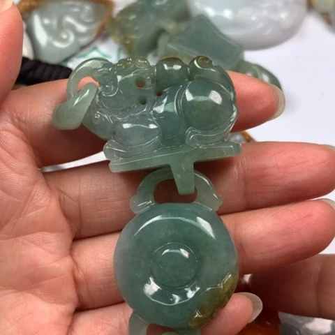 翡翠颈饰未镶嵌翡翠