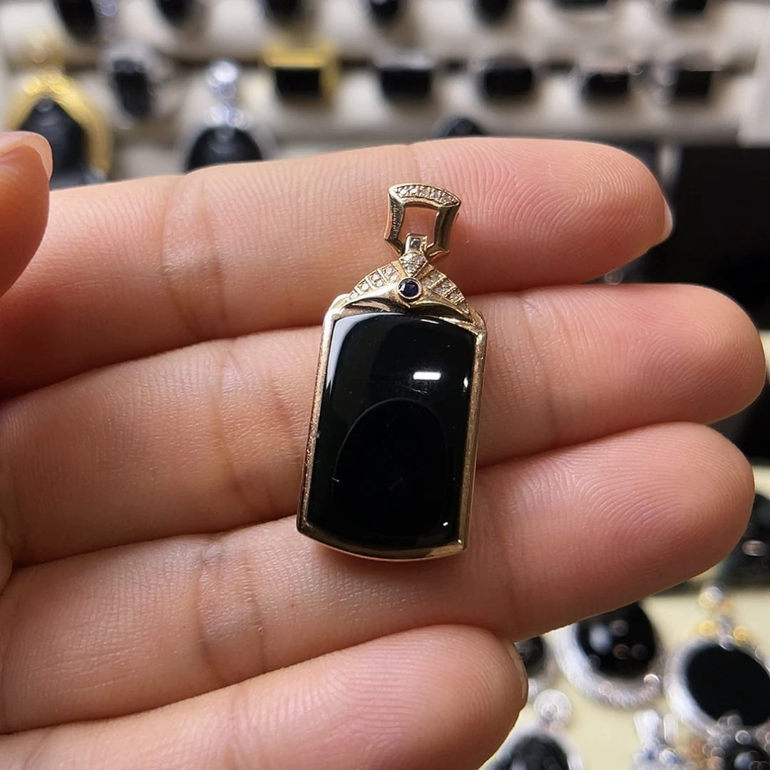 翡翠18K金镶嵌颈饰墨翠