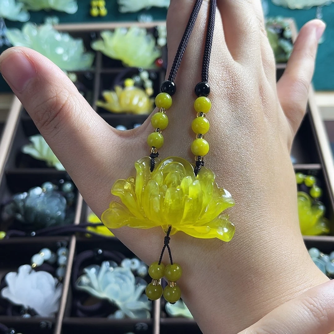 蛇纹石玉未镶嵌颈饰有黑点坑