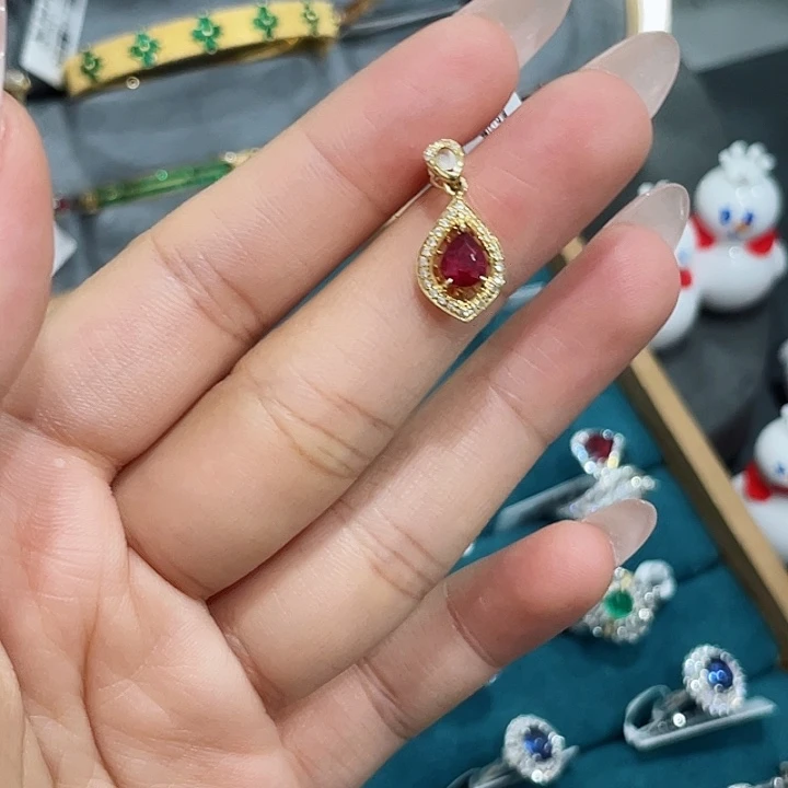 18K金镶嵌红宝石颈饰