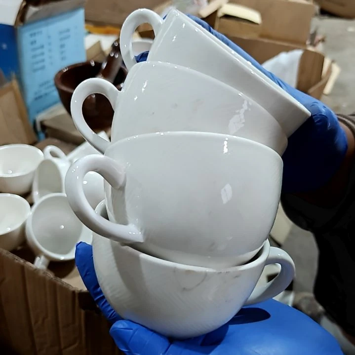 瓷片盘子碗茶壶啥都有