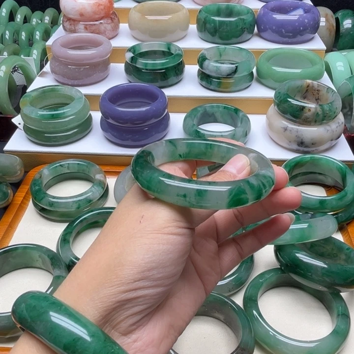 阳***赵石英质玉（非洲翠）未镶嵌手镯