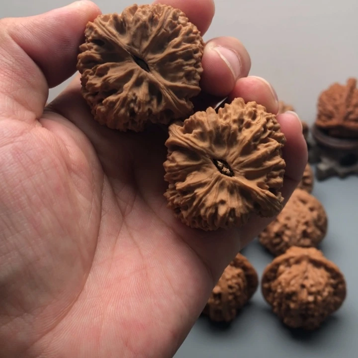 种***花核桃南疆石三角手把件尺寸41
