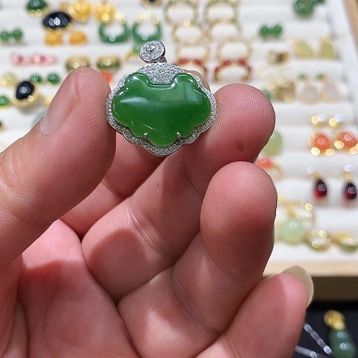 燕****和田玉银S925镶嵌颈饰