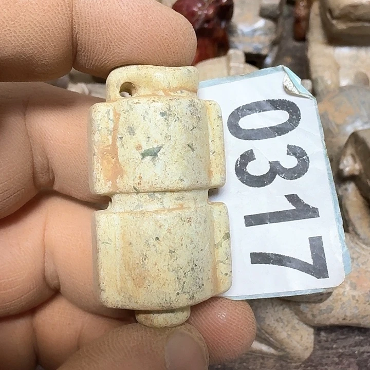 蛇纹石玉颈饰未镶嵌