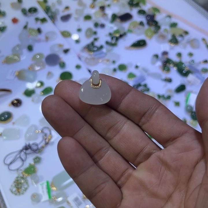 和田玉18K金镶嵌颈饰