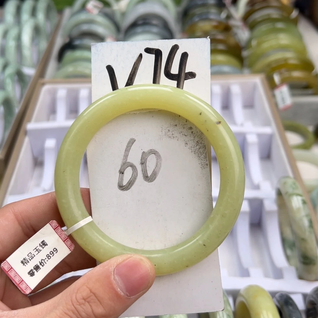 岫玉手镯未镶嵌天然岫玉微瑕，可以正常佩戴