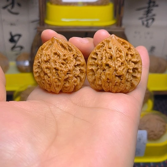 文玩核桃吊坠盘龙