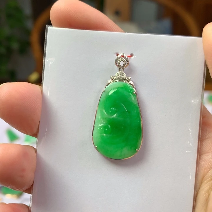 小***子翡翠18K金镶嵌颈饰翡翠吊坠