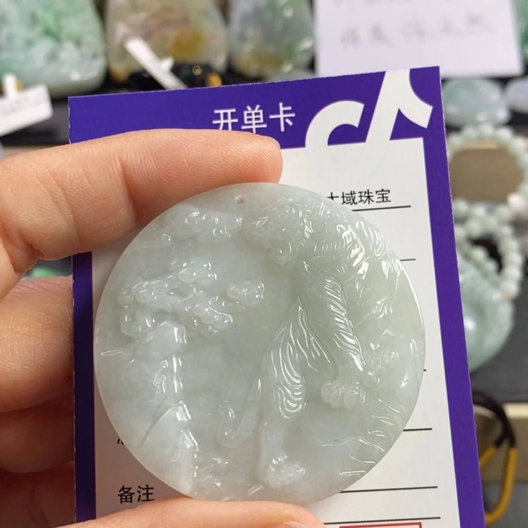 翡翠颈饰未镶嵌虎牌