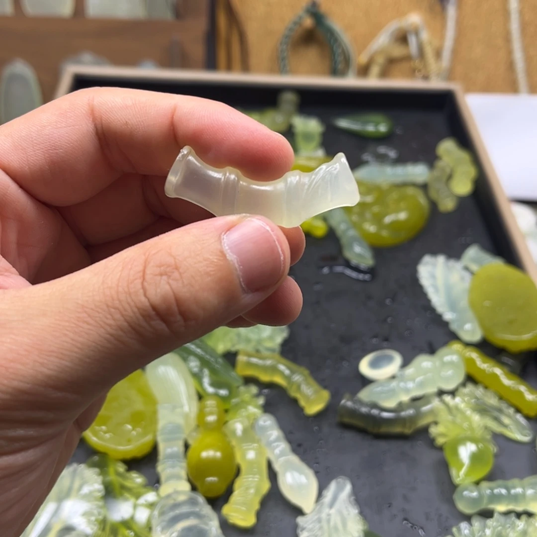 蛇纹石玉未镶嵌颈饰