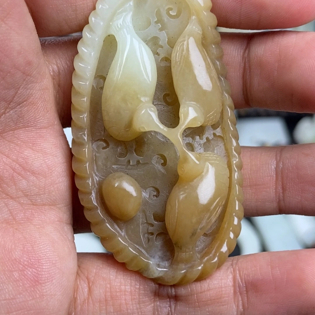 和田玉未镶嵌把件