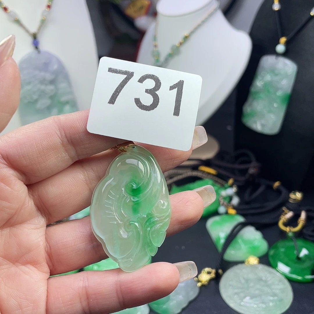 翡翠未镶嵌吊坠(赠链)