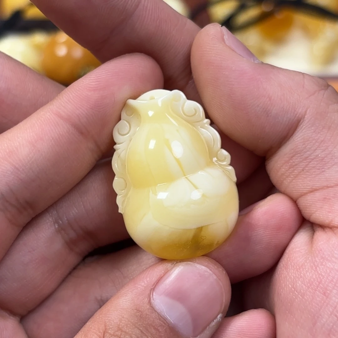 蜜蜡裸石未镶嵌葫芦