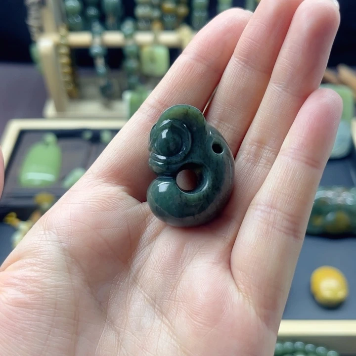 岫岩老玉（透闪石质玉）未镶嵌颈饰