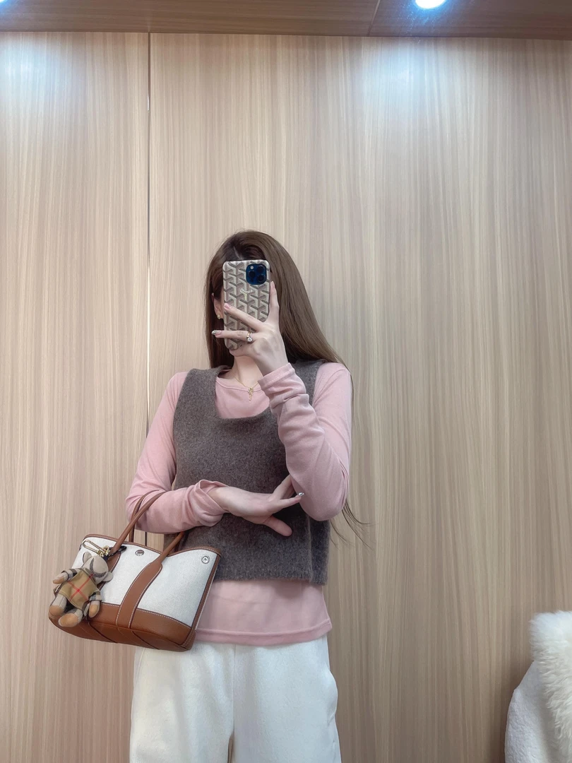 粉色长袖打底衫+毛衫马甲背心冬季套装