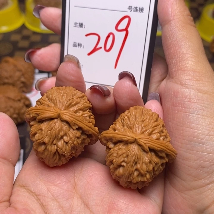 文玩核桃吊坠36三角白209