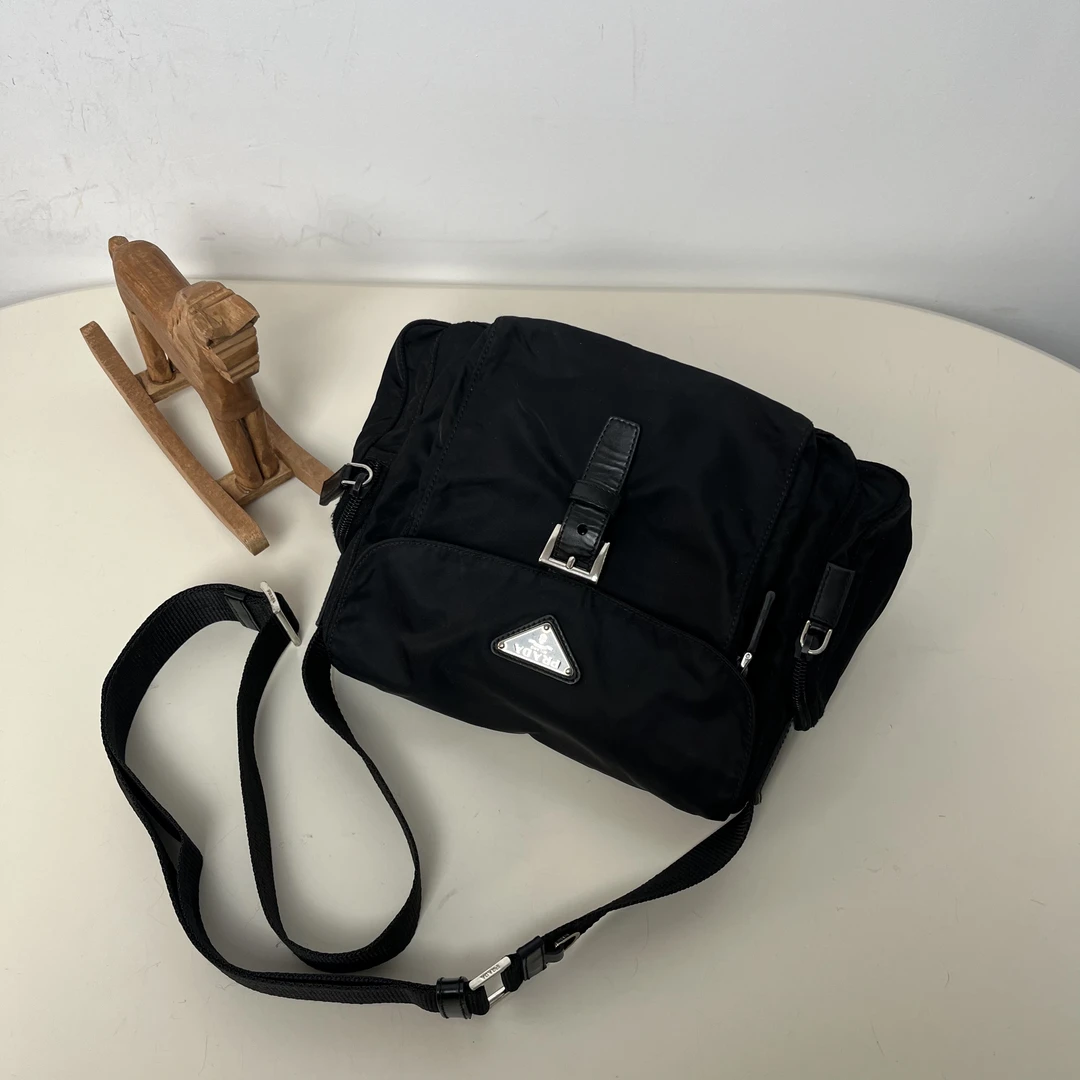 95新 Prada/普拉达 黑银降落伞邮差单肩斜挎包