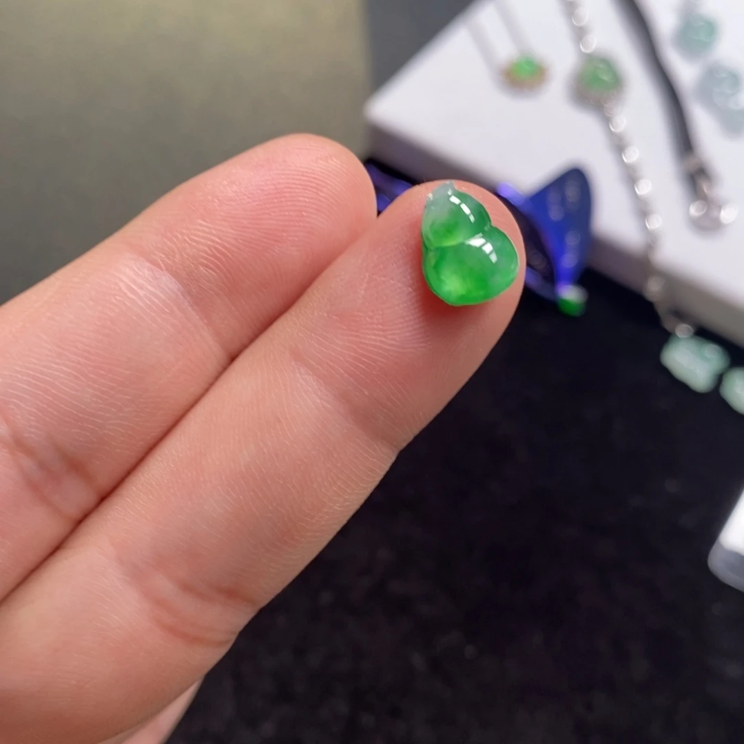 翡翠裸石绿底带色葫芦