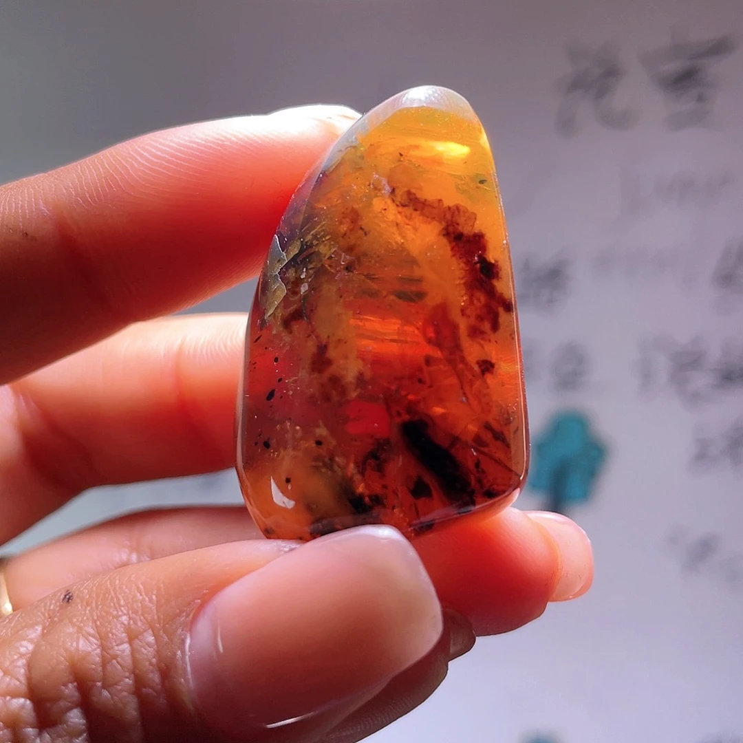 琥珀裸石未镶嵌。