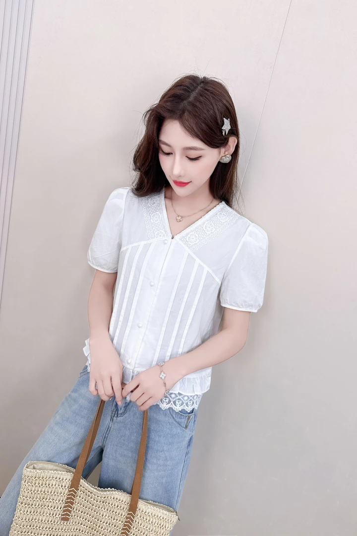 8908夏季蕾丝拼接泡泡袖V领甜美衬衫显瘦减龄上衣