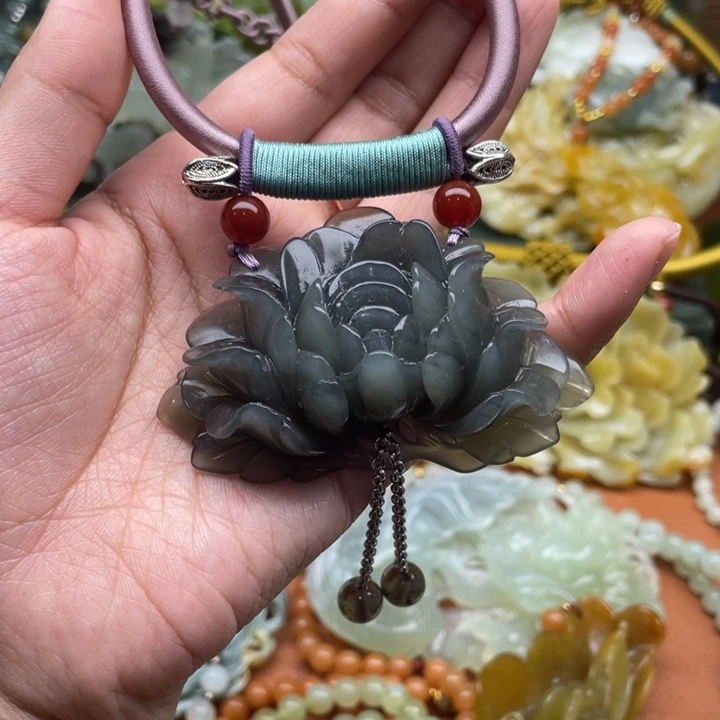 蛇纹石玉吊坠合金