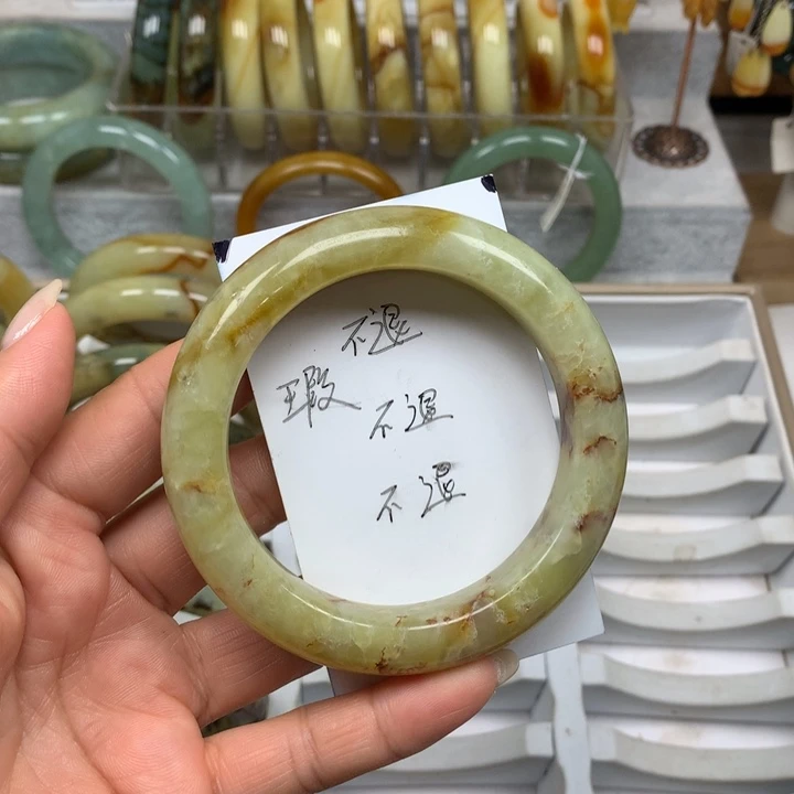 未镶嵌蛇纹石玉手镯未镶嵌蛇纹石玉手镯