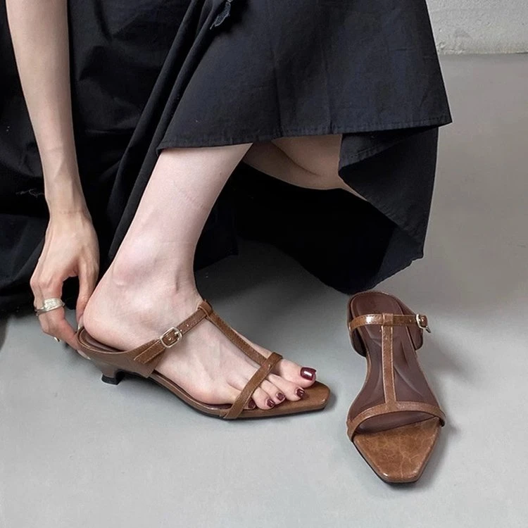 法式尖头露趾个性坡跟一字带凉鞋女2025年夏季仙女风搭扣罗马鞋子