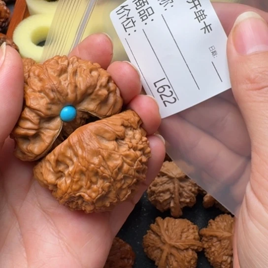 ㌶***:文玩核桃吊坠精品龙鼎聚宝盆