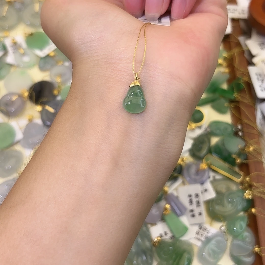翡翠18K金镶嵌颈饰葫芦
