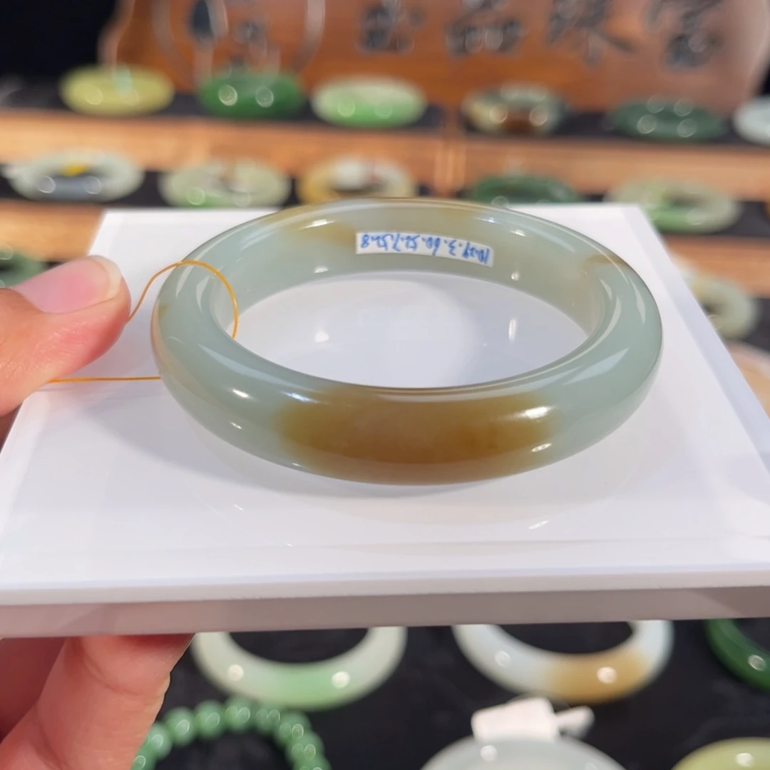 翡****和田玉未镶嵌手镯